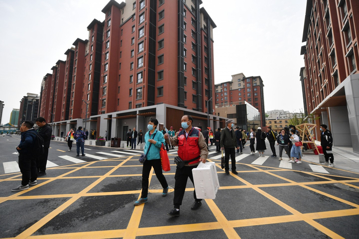 4月17日，工作人员带着居民看新房。新京报记者 王贵彬 摄