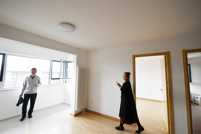 4月17日，曹秀玲和爱人在新房内验收。新京报记者 王贵彬 摄