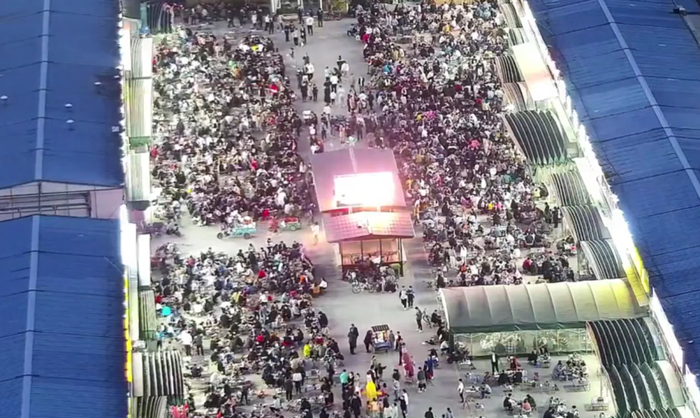 4月14日，夜幕降临，前来淄博临淄大院吃烧烤的人越来越多。（公共视频截图）