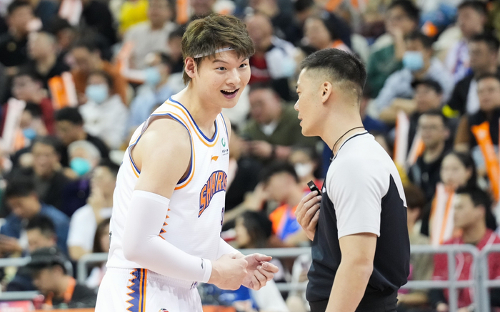 王哲林的赛季提前结束，这对中国男篮备战世界杯并非好事。  图/新华社