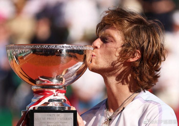 卢布列夫亲吻奖杯。