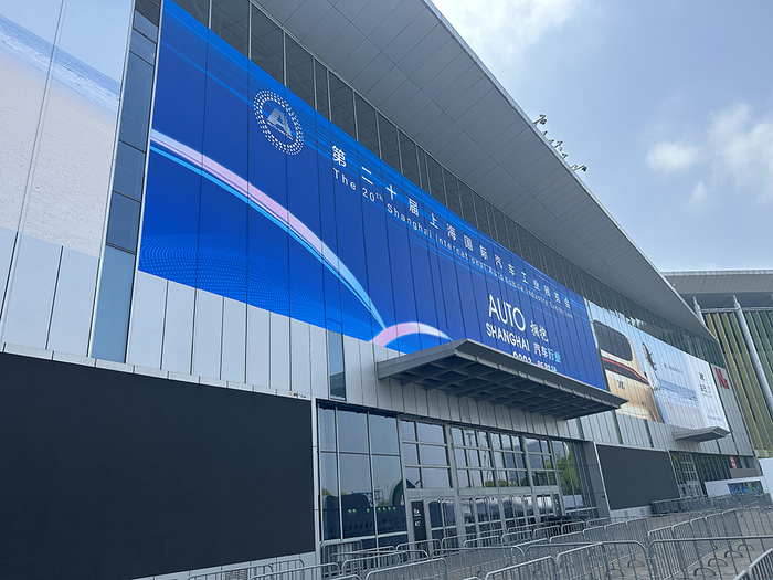 4月17日，国家会展中心（上海）入口处蛇形通道已经布置完毕。本文图片均为  澎湃新闻记者巩汉语  图