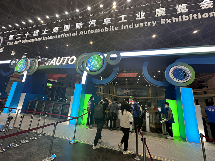 进厂人员需要刷身份证等相关证件，配合人脸识别通过。