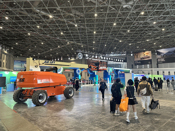 场馆内，安检人员已经就位，工作人员有序进场。