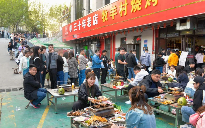 ▲2023年3月31日，在山东淄博网红烧烤店牧羊村烧烤店前，候餐的人们排起了长龙。图/IC photo