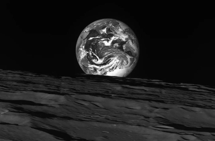 “赏月号”从绕月轨道上拍摄“地出”