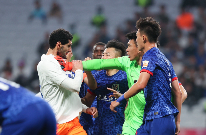 双方球员爆发冲突。