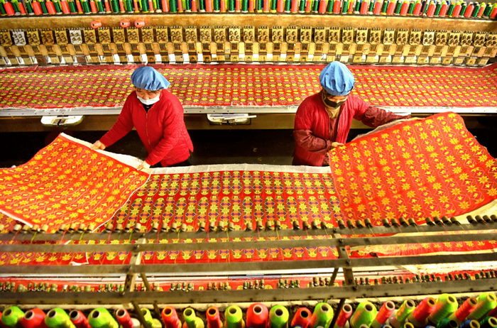 ▲2023年2月17日，在山东省淄博市沂源县石桥镇葛庄村一工艺鞋垫加工企业，工人在生产线上忙碌。图/新华社