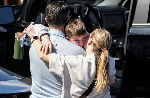 3月27日，在美国田纳西州纳什维尔市，家长拥抱经历枪击事件的孩子。图源：新华社