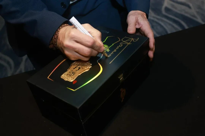 ▲卜度安·哈弗主席为珍三十签名