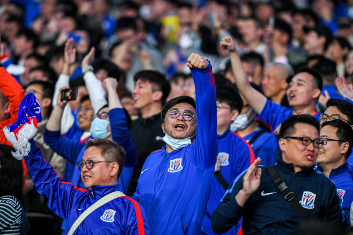 现场的申花球迷。