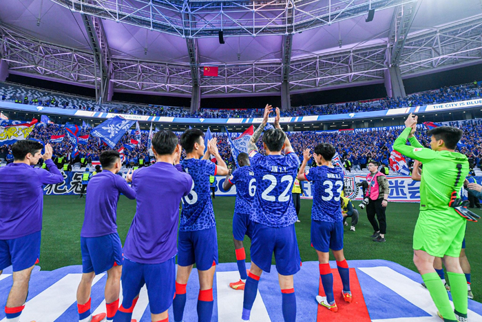 申花球员赛后感谢球迷。