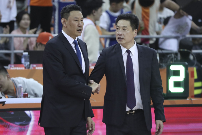 李楠（左）和李春江收到重磅罚单。  图/新华社