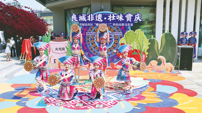     昨日，首届良庆区“趣玩三月三”特色民俗文化宴活动上，演员表演壮族歌舞《铜鼓敲出壮乡情》。 （孙超 摄）