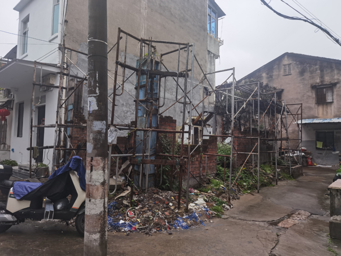 走红网络的温州铁架子房。图源：温州晚报