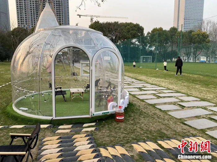 孙晴在咖啡店兼职。受访者供图