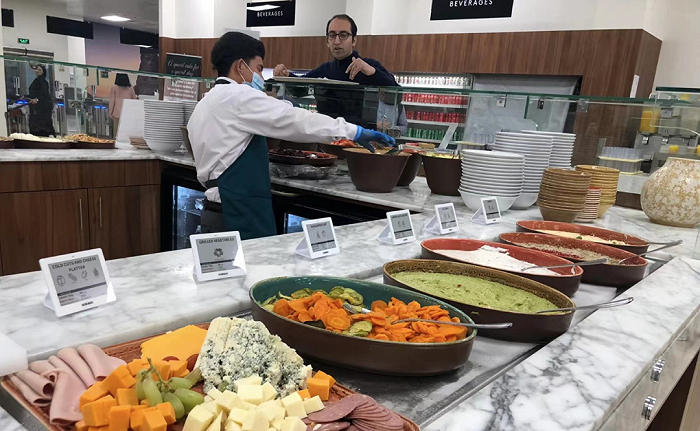 NEOM的免费自助餐饮。图源：采访对象