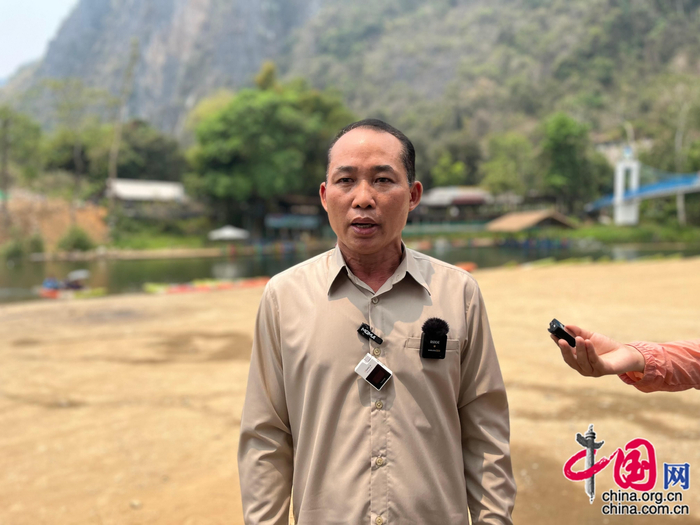 万荣新闻文化旅游部门负责人Athsayasay Manivanh接受中国网记者采访。中国网记者 唐佳蕾／摄