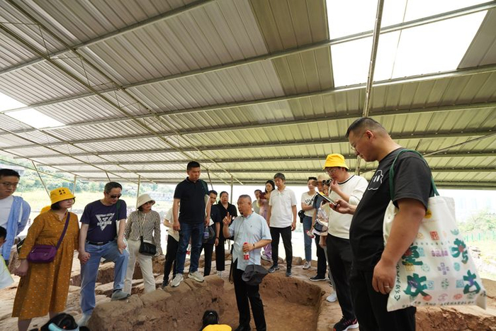 △袁东山为市民讲解