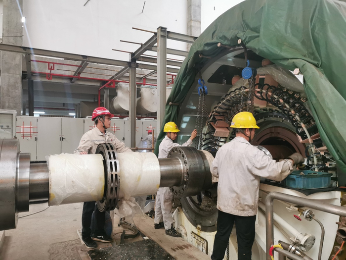 图说：项目经理高质量全程跟踪重要设备安装及运行情况，用实际行动践行服务理念。