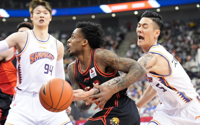 王哲林（左）在苏沪两队季后赛12进8比赛中。  图/新华社