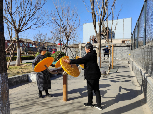 李素荣在平安里地铁站西北口的口袋公园健身（记者张煜 拍摄）