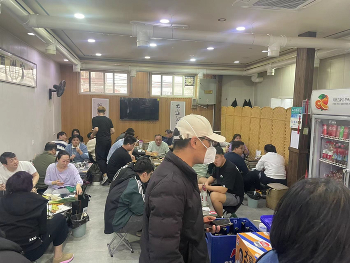 4月17日晚间6时，孙泽鹏的烧烤店迎来第一波等位的消费者。新京报记者 于桂桂 摄