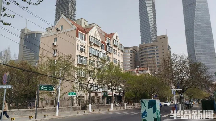 东海一路属于市南区实验小学学区，多数房子可以兼顾上学和居住，不远处就是繁华的香港路。