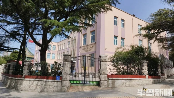 与大海一路之隔的太平路小学。