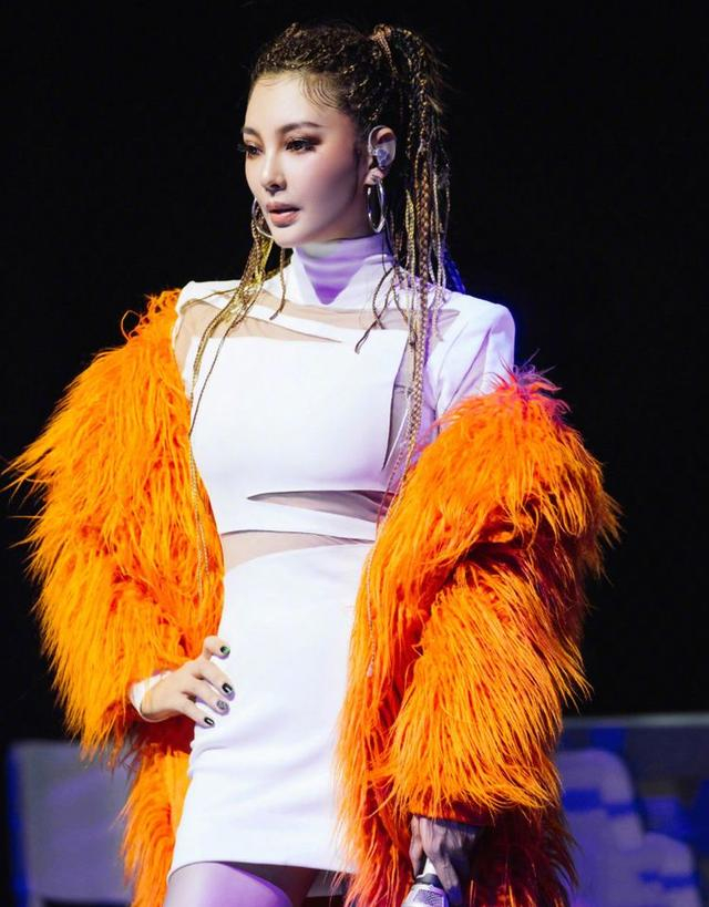 ① 夸张的发型,奇怪的妆容走女团路线,是张雨绮最失败的穿衣风格