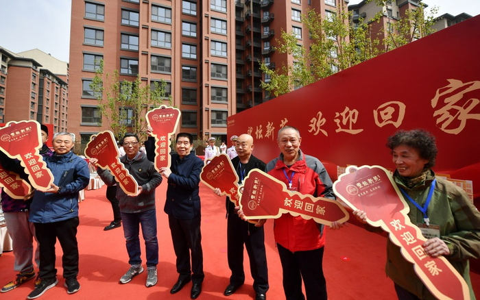 4月17日，回迁仪式现场，居民代表领到新房钥匙。新京报记者 王贵彬 摄