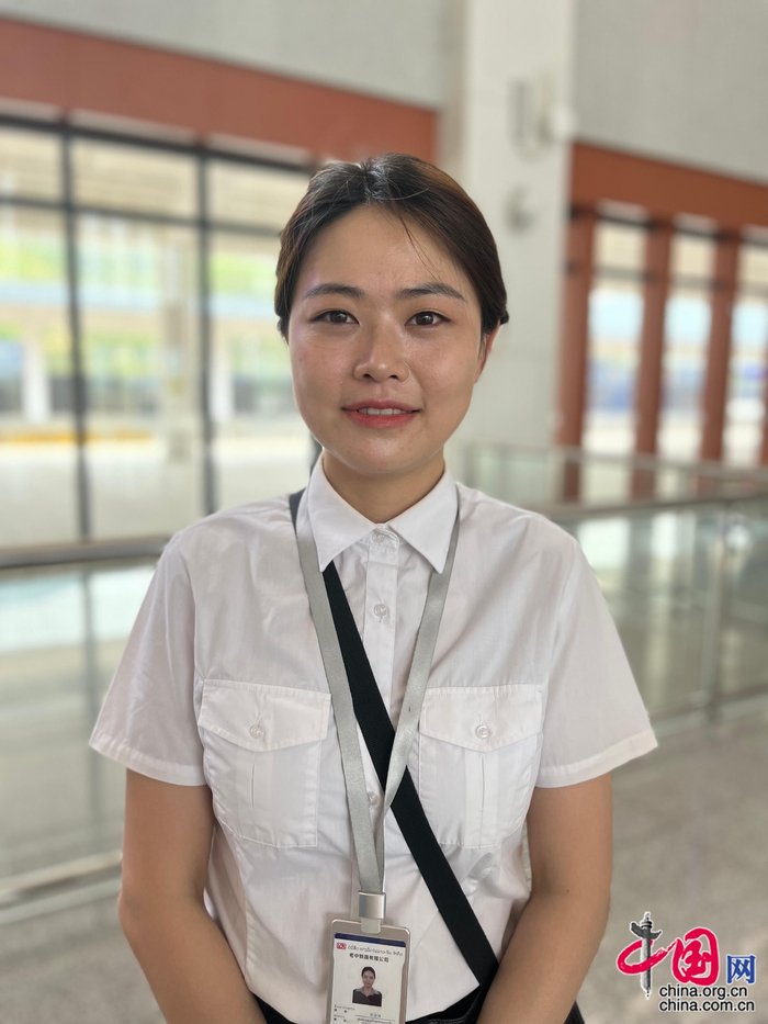 老挝万象中心站客运负责人张含旖接受中国网记者采访。中国网记者 唐佳蕾／摄