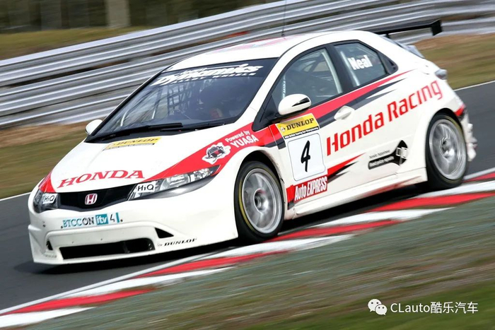 按照我以往的经验，我想我的对手会让出一些空间，我们可以并排进弯，拼出弯。