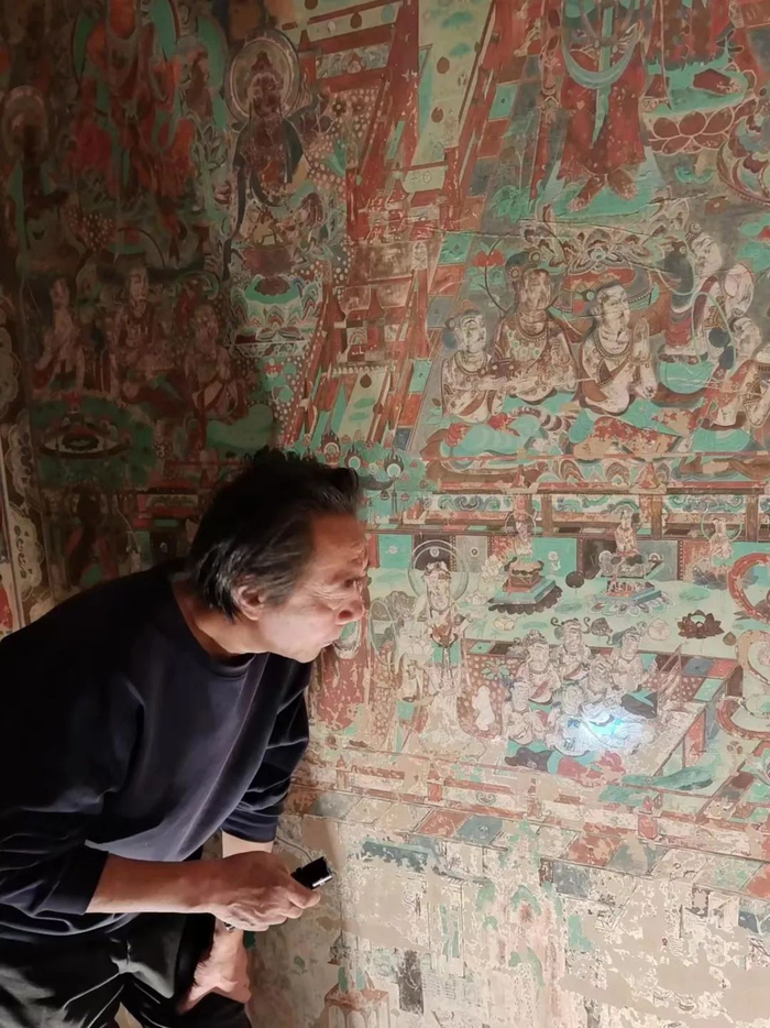      陈雪静在敦煌石窟中考察    