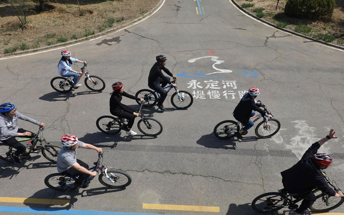 4月18日，永定河滞洪水库中堤开展内部压力测试，一群骑行爱好者提前“上路打卡”。新京报记者 李木易 摄