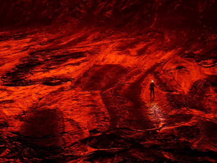 尼拉贡戈火山熔岩湖的勘探队员