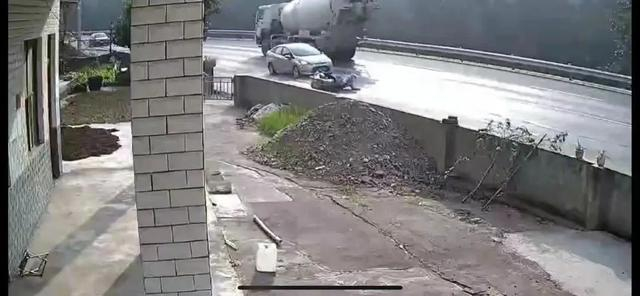 事发路段旁一农户家装的监控记录下了事故发生经过。本文图片均由 受访者 供图 