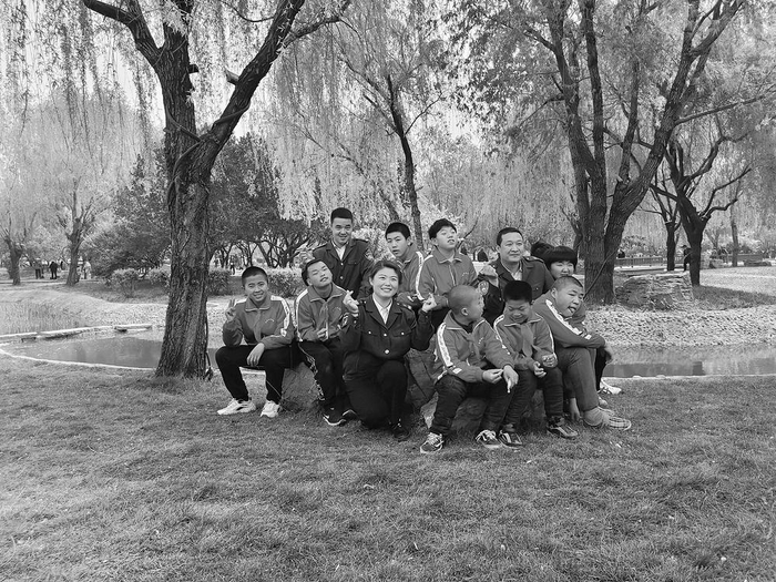 　　　　图为201路队志愿者和特教儿童在樱花公园合影。　　（路队供图）