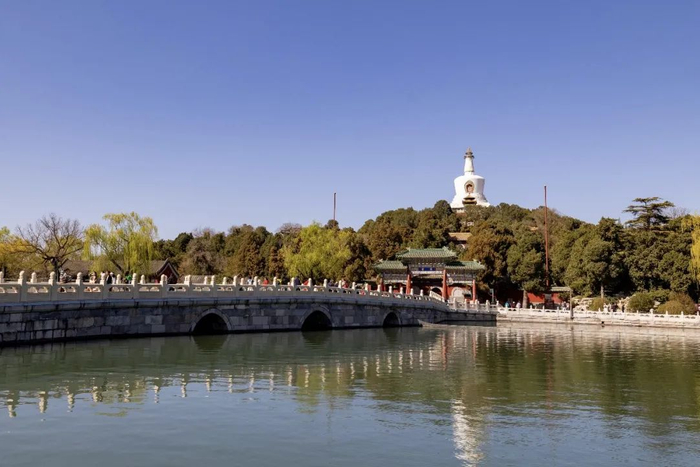 ▲永安桥与白塔交相呼应