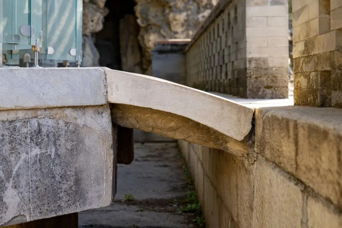 ▲烟云尽态亭两侧为北海公园最短的桥，可一步跨越