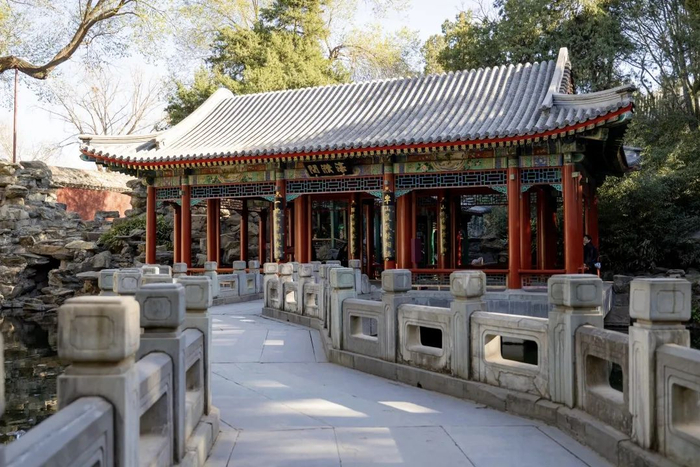 ▲濠濮涧七折曲桥