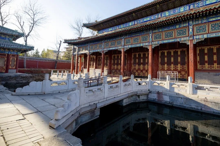 ▲极乐世界大殿外的石平桥