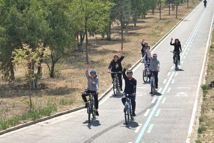 一群骑行爱好者在永定河滞洪水库中堤骑行“打卡”。新京报记者 李木易 摄