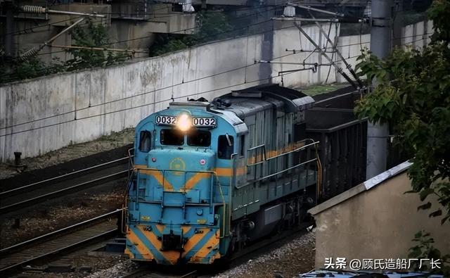 由配屬給上海鐵路局南京東機務段nd5型內燃機車nd5-0032號機車牽引300