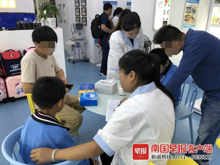 ▲学生在“好视立”店里填写信息收集表。