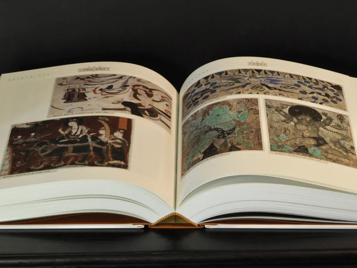      《敦煌乐舞大典》内页    