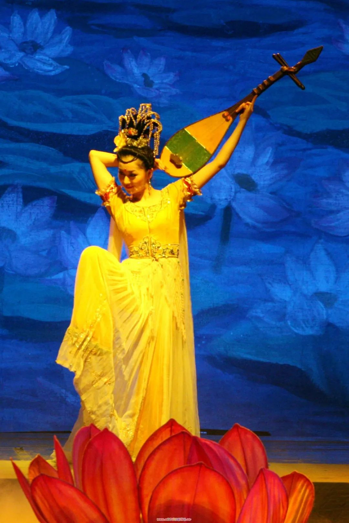      舞剧《丝路花雨》中的反弹琵琶    