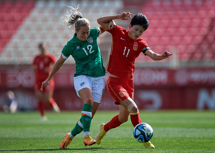 王珊珊与爱尔兰女足队员拼抢。  图/新华社