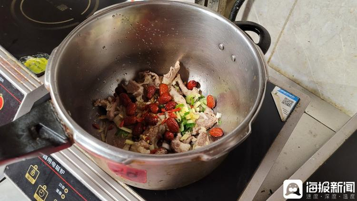 这锅食材里除了牛肉需要顾客自购外，其余都由共享厨房提供