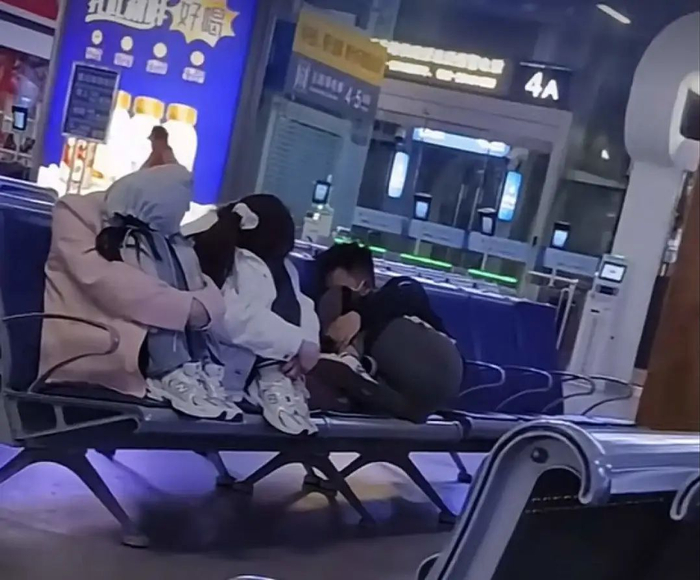 但即使迫不得已在候车区睡觉，也绝不占两个坐